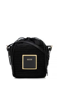 Borsa nera con texture intrecciata, dotata di un'apertura con cordoncino, dettagli in pelle e una placca logo con rifinitura dorata sul davanti.