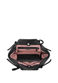 Lederen emmer tas, zwarte buitenkant, roze binnenin. Kenmerken zijn een trekkoordsluiting, binnenzakken en een gladde textuur.