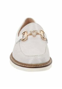 Mocassino grigio chiaro con finitura testurizzata, hardware decorativo in tonalità oro e una lieve suola bianca. Presenta un distintivo accento triangolare sul davanti.