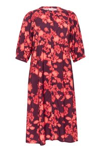 Robe fluides en tissu léger, présentant un fond rouge-pourpre profond avec des motifs floraux corail vif, des manches trois-quarts et des boutons.