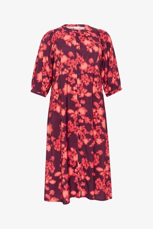 Fließendes Kleid aus leichtem Stoff, mit einem tief rot-violetten Hintergrund und leuchtend korallfarbenen Blumenmustern, Dreiviertelärmel und Knöpfen.