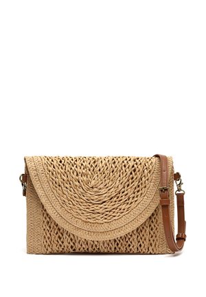 Rechteckige geflochtene Strohtasche mit Überschlagklappe und verstellbarem braunem Leder-Schulterriemen.