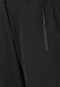 Svarta lätta byxor med en slät yta, med en ficka med dragkedja på låret och en liten logodetalj nära fållen.