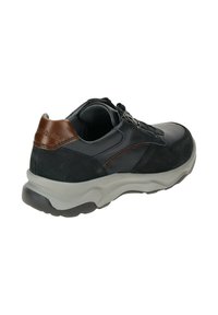 Herren-Sneaker mit schwarzem Mesh- und Wildleder-Obermaterial, braunen Lederakzenten, einer strukturierten Oberfläche und einer grauen Gummisohle. Verfügt über ein Schnürdesign.