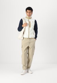 Lacoste Vestă - flour/viennese