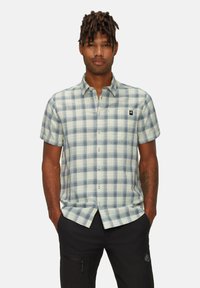 Korte mouwen geruite shirt in lichtblauw en wit met een knoopsluiting aan de voorkant en een klein borstzakje, gemaakt van lichtgewicht stof.
