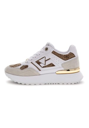Sneaker con tomaia in pelle bianca, dettagli in suede beige e un design marrone a motivi. Presenta un accento in metallo dorato sul tallone e una suola texturizzata.
