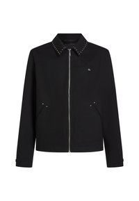 Melna jakna ar rāvējslēdzēju, studētām apkaklēm, sānu kabatām un mazu logo uz krūtīm. Projektēta ar taisnu apakšmali un garām piedurknēm.