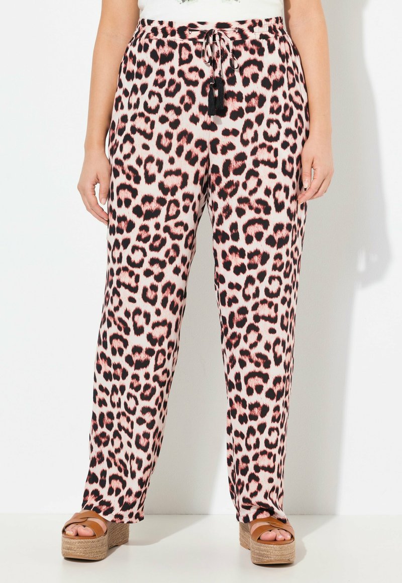 Leren met luipaardprint; voorzien van een lichtgewicht stof, een elastische tailleband met trekkoord en zijzakken. Gekleed met platform sandalen.