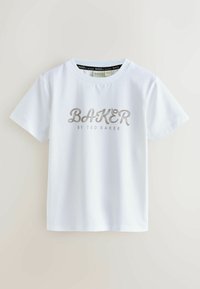 Weißes Baumwoll-T-Shirt mit rundem Ausschnitt und kurzen Ärmeln. "BAKER" in metallischem Text auf der Vorderseite, darunter "by TED BAKER".
