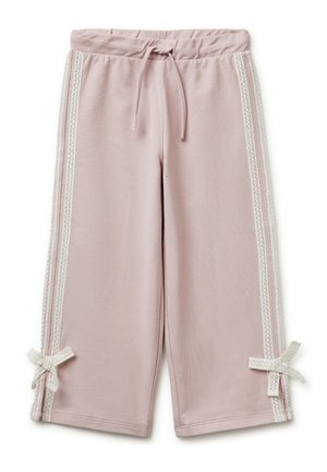 Lichtroze wijduitlopende broek met elastische tailleband, trekkoord, kanten strepen langs de zijkanten en kleine kanten strikjes bij de onderzomen.