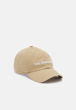 Beige baseballpet met een gebogen klep en wit geborduurd "THE NORTH FACE" logo aan de voorkant, weergegeven op een effen achtergrond.