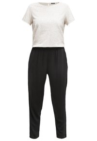 Haut beige à rayures à manches courtes avec un col rond, associé à un pantalon noir ample avec une taille élastique.