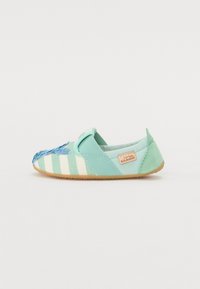 Zöld és világoskék slip-on cipő csíkos mintával, díszített orral és gumitalppal. Az oldalon egy textilcímke található.