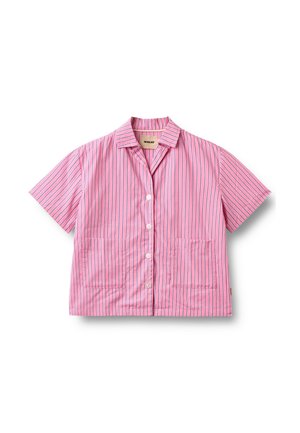 Korte mouwen overhemd in roze met verticale blauwe strepen. Voorzien van een kraag, knoopsluiting en twee zakken aan de voorkant. Gemaakt van katoenen stof.