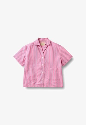 Camisa de manga corta en rosa con rayas verticales en azul. Cuenta con cuello, cierre de botones y dos bolsillos delanteros. Hecha de tela de algodón.