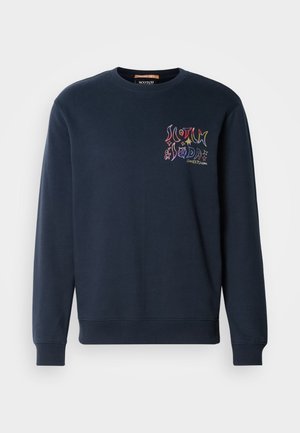 Felpa blu navy con colletto a coste, maniche lunghe e un logo grafico colorato sul lato sinistro anteriore. Tessuto morbido.