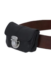 Borsa nera in pelle con pattina e chiusura in metallo argentato, attaccata a una cintura in pelle marrone. Presenta bordi cuciti e un design compatto.