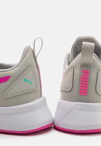 Šedé sportovní boty s texturovaným svrškem, růžovými akcenty a bílými gumovými podrážkami. Obsahují poutko na patě a detaily loga.
