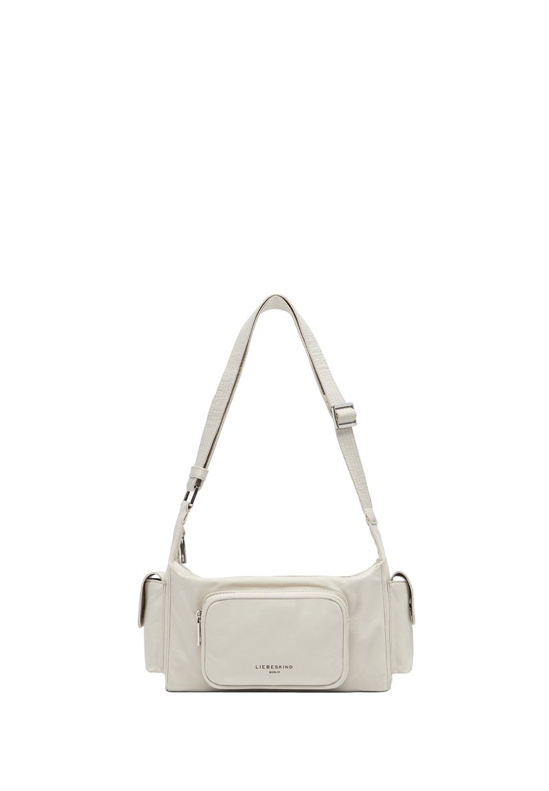 Borsa a tracolla sintetica bianca con tracolla testurizzata, tasca frontale con zip e logo del marchio in modo sottile. Forma rettangolare compatta con superficie liscia.