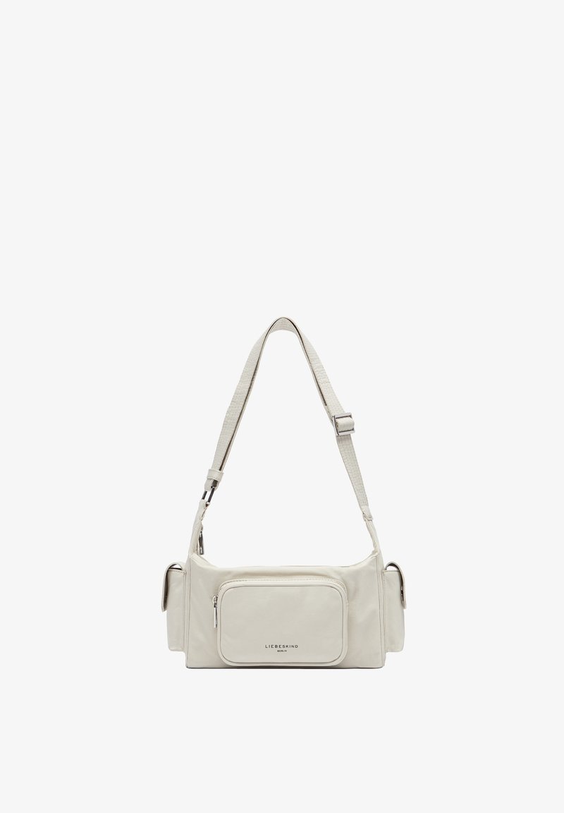 Borsa a tracolla sintetica bianca con tracolla testurizzata, tasca frontale con zip e logo del marchio in modo sottile. Forma rettangolare compatta con superficie liscia.