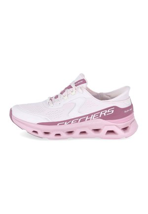 Dames witte en roze Skechers sportsneaker met mesh bovenwerk, vetersluiting en een gevoerde zool met geometrische uitsparingen.
