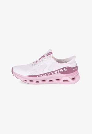 Dames witte en roze Skechers sportsneaker met mesh bovenwerk, vetersluiting en een gevoerde zool met geometrische uitsparingen.
