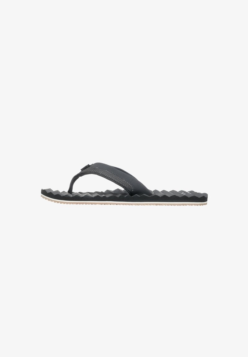 Svart flip-flop med en texturerad gummisula, med en bred tåpost och ett zigzag-mönster. Lättviktsdesign med perforerat rem.