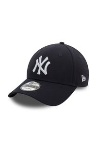 Marineblå baseballcap med en hvit brodert logo på forsiden, buet skygge, justerbar stropp og teksturert stoffoverflate.