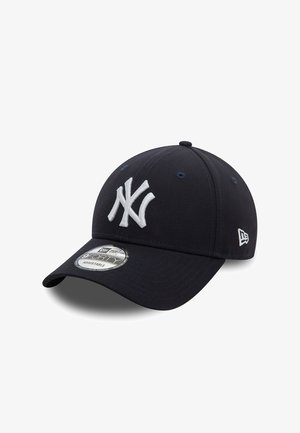 Cappello da baseball blu navy con logo ricamato bianco sulla parte anteriore, visiera curva, cinturino regolabile e superficie in tessuto texture.