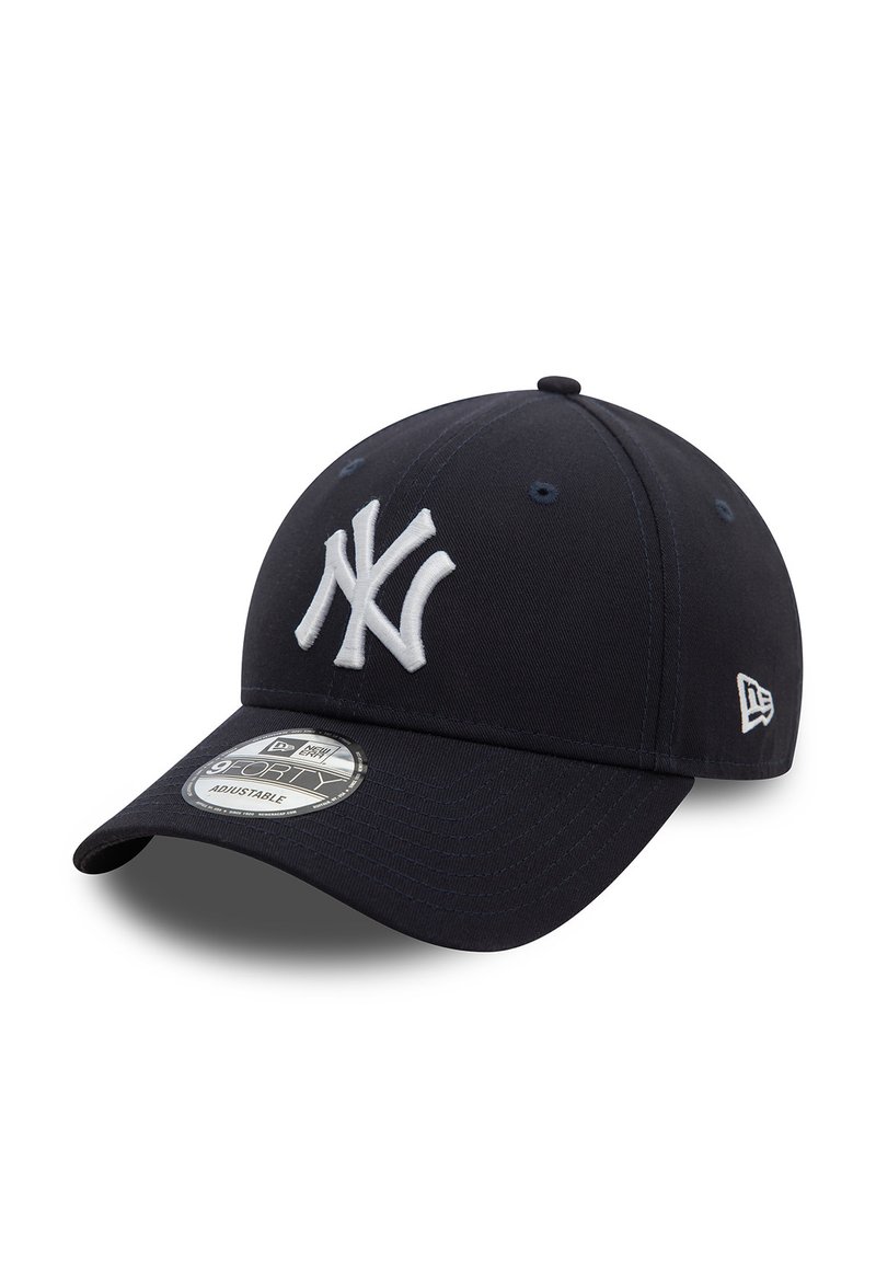 Marineblå baseballcap med en hvit brodert logo på forsiden, buet skygge, justerbar stropp og teksturert stoffoverflate.