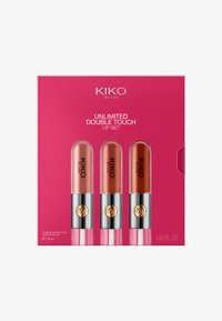 Set di rossetti liquidi Unlimited Double Touch di KIKO, composto da tre rossetti in tubetti trasparenti con dettagli in argento e oro, esposti su uno sfondo rosa.