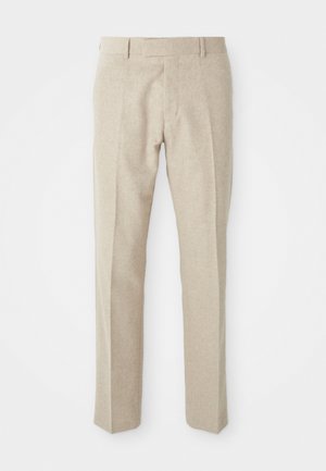 Pantalons taillés beige en tissu texturé, avec un devant plat, des jambes droites et une taille traditionnelle avec passants de ceinture.