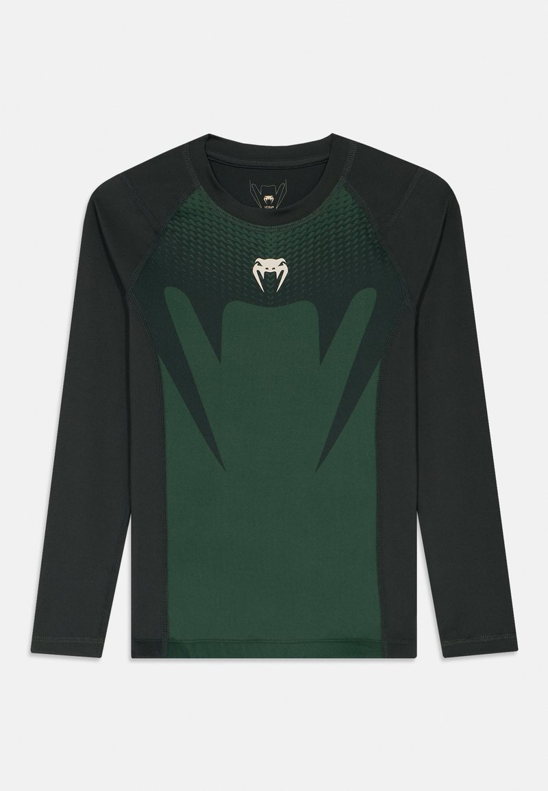 Pitkähihainen urheilupaita tummanvihreänä ja mustana, jossa on teksturoitu vihreä olkapääpaneeli käärmekuvalla ja kontrastisommitelmat.