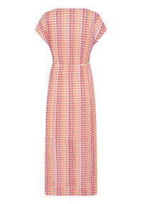 Robe longue à manches courtes, ceinture à la taille, avec des rayures ondulées verticales en rose, rouge, orange et lavande sur fond blanc.