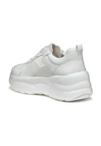 Sneaker atletica bianca, realizzata in mesh e materiali sintetici, con una suola spessa e imbottita e dettagli testurizzati sulla parte superiore.
