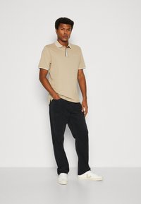 Antony Morato REGULAR FIT WITH MATT FOAM LOGO PRINT - Polo - sand