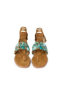Sandali in suede beige con decorazioni in pietra turchese sulle cinghie, dettagli a taglio e frange alla caviglia.