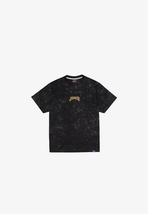 Camiseta preta com design texturizado, apresentando a impressão amarela "JACKER" no peito. Material de algodão, com decote redondo clássico e mangas curtas.