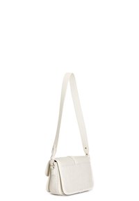 Crossbody-väska i vitt, med en texturerad tyg och släta läderdetaljer, med lockstängning och justerbar rem.