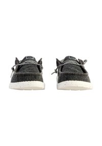 Zapatos de tela grises con una parte superior texturizada, que cuentan con una suela salpicada de blanco. El diseño incluye cordones y etiquetas en la parte trasera.