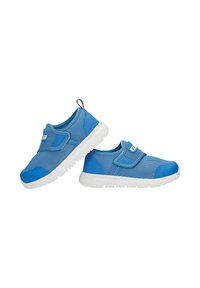 Paire de baskets bleues à enfiler pour enfants, avec semelles blanches et tissu en mesh, dotées d'une fermeture par bande Velcro.