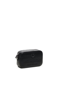 Borsa cosmetica rettangolare in pelle nera con il testo inciso "LOVE MOSCHINO" e un design a cuore. Presenta una chiusura con zip e una superficie liscia.