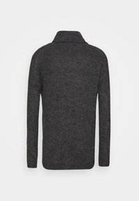 Ciemnoszary sweter z dzianiny o teksturowanym wykończeniu, z długimi rękawami i kołnierzem typu szalowego. Gładki tył, bez zapięć i wzorów.