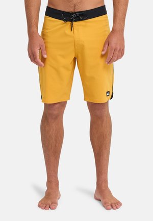 Żółte spodenki kąpielowe o teksturowanej powierzchni, elastyczny czarny pas, przedni sznurek oraz boczne akcenty. Logo marki na lewym brzegu.