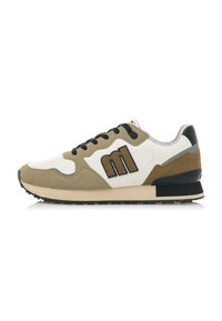 Zapatilla con parte superior de cuero blanco, acentos de gamuza topo, cordones negros y un logo marrón. Presenta una suela acolchada y una suela exterior de goma texturizada.