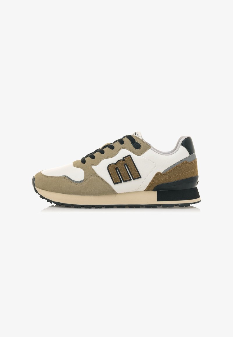 Zapatilla con parte superior de cuero blanco, acentos de gamuza topo, cordones negros y un logo marrón. Presenta una suela acolchada y una suela exterior de goma texturizada.
