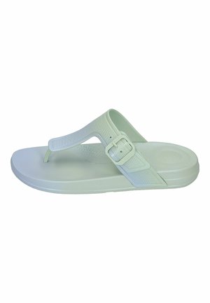 Lichtgroene flip-flop sandaal met een gestructureerde band, verstelbare gespsluiting en een platte zool. Glad materiaal met een minimalistisch ontwerp.