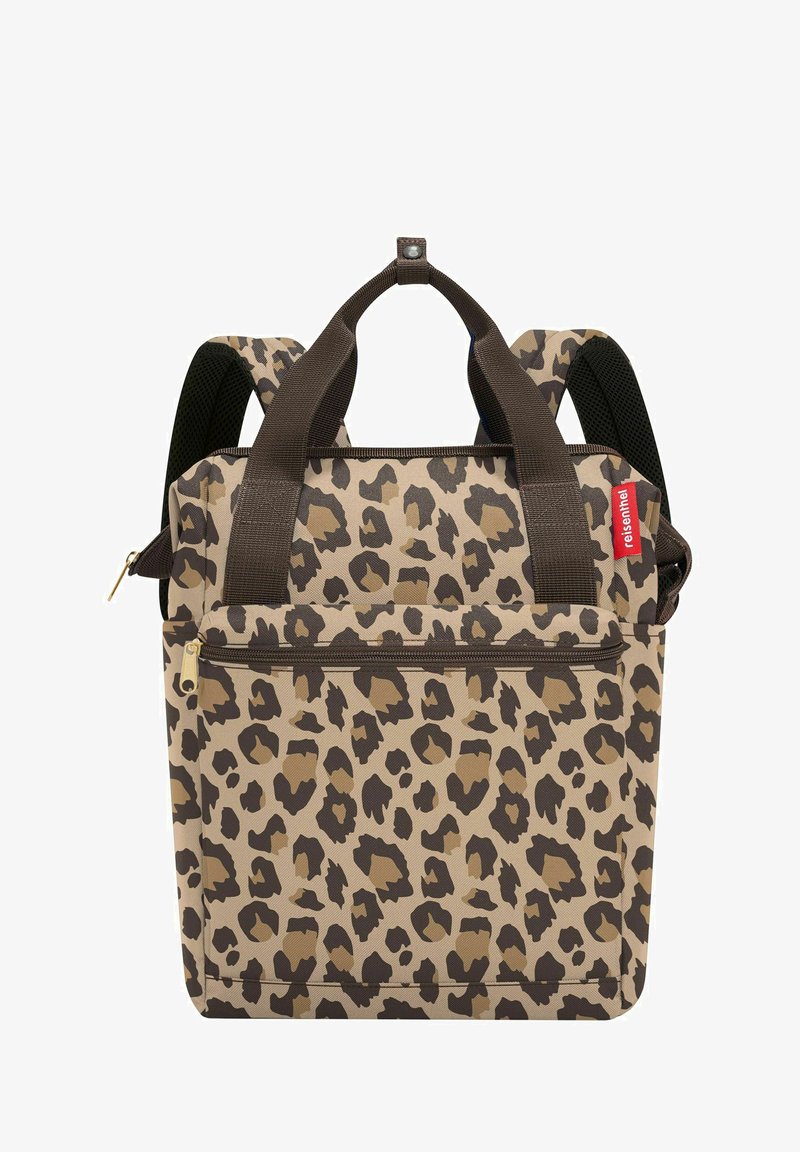 Leopardenmuster-Tasche mit braunen Akzenten, strapazierfähigem Stoff, kurzen Griffen und verstellbaren Trägern; verfügt über eine Fronttasche mit Reißverschluss.