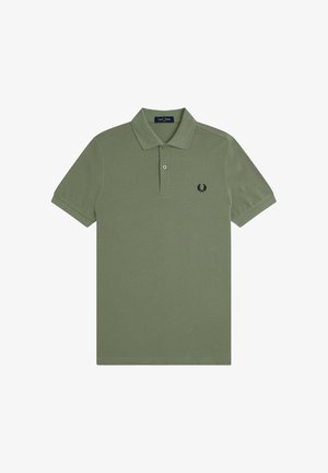 Polo shirt verde oliva in cotone con colletto classico, patta con tre bottoni e un piccolo logo nero sul lato sinistro del petto.